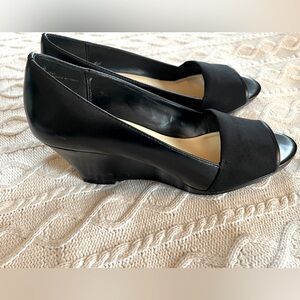 Ellen Tracy Black Leather 3 inch Skinny Wedge Heels Women’s Size 9